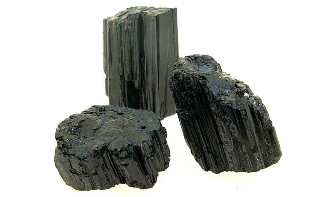 Trozos de piedra de turmalina negra